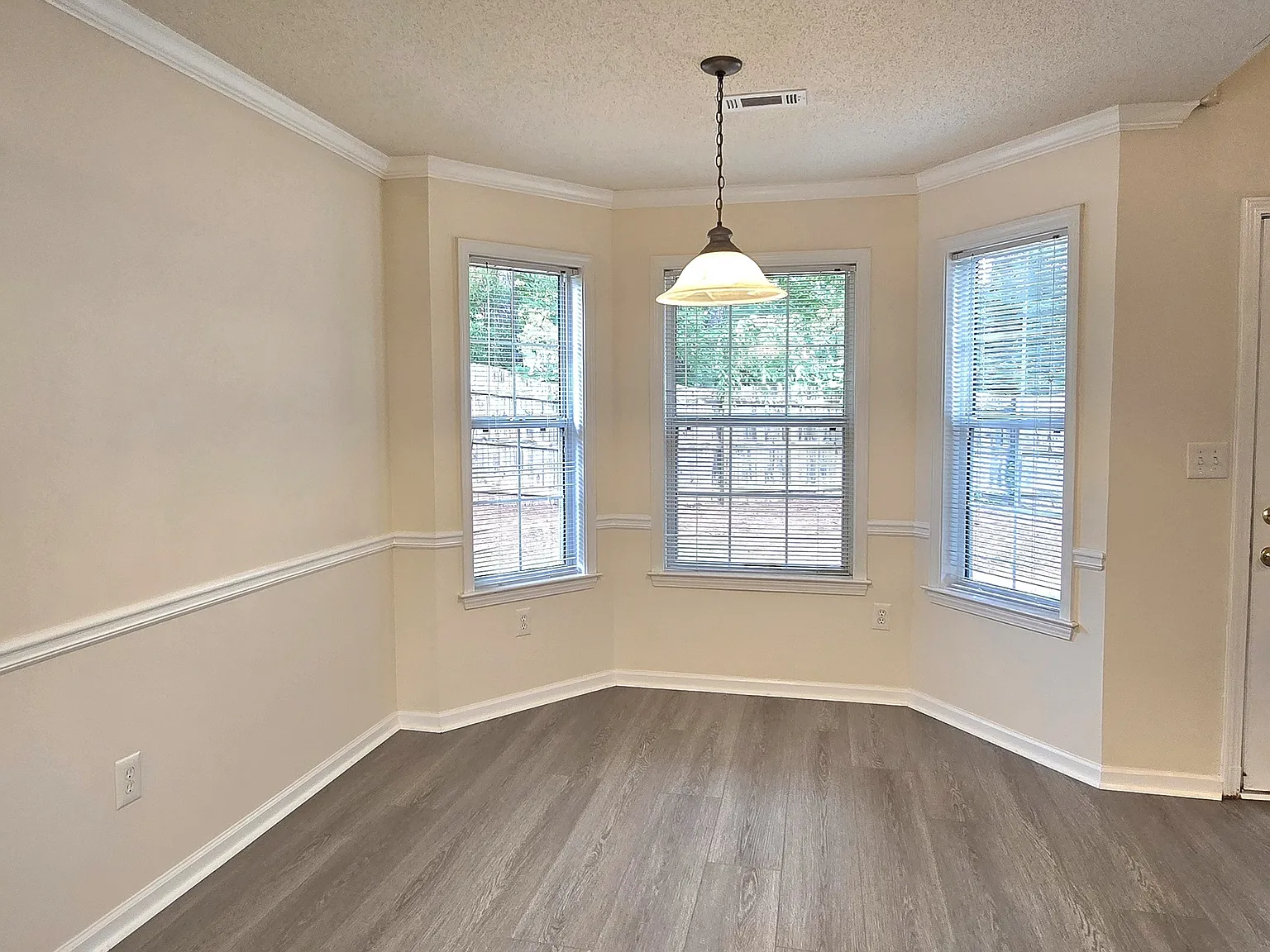 3 bed, 2.0 bath, 1427 sqft, $2,200 — Photo 2
