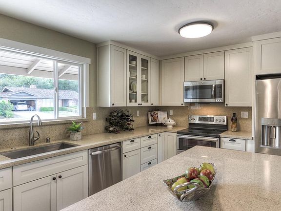 5th image of 120 Estates Dr