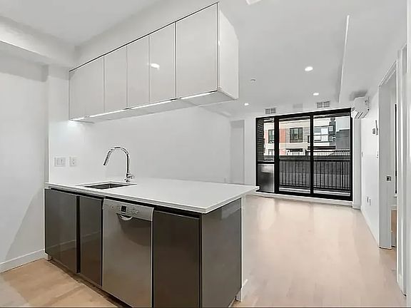 4th image of 2600 7th Ave Penthouse M