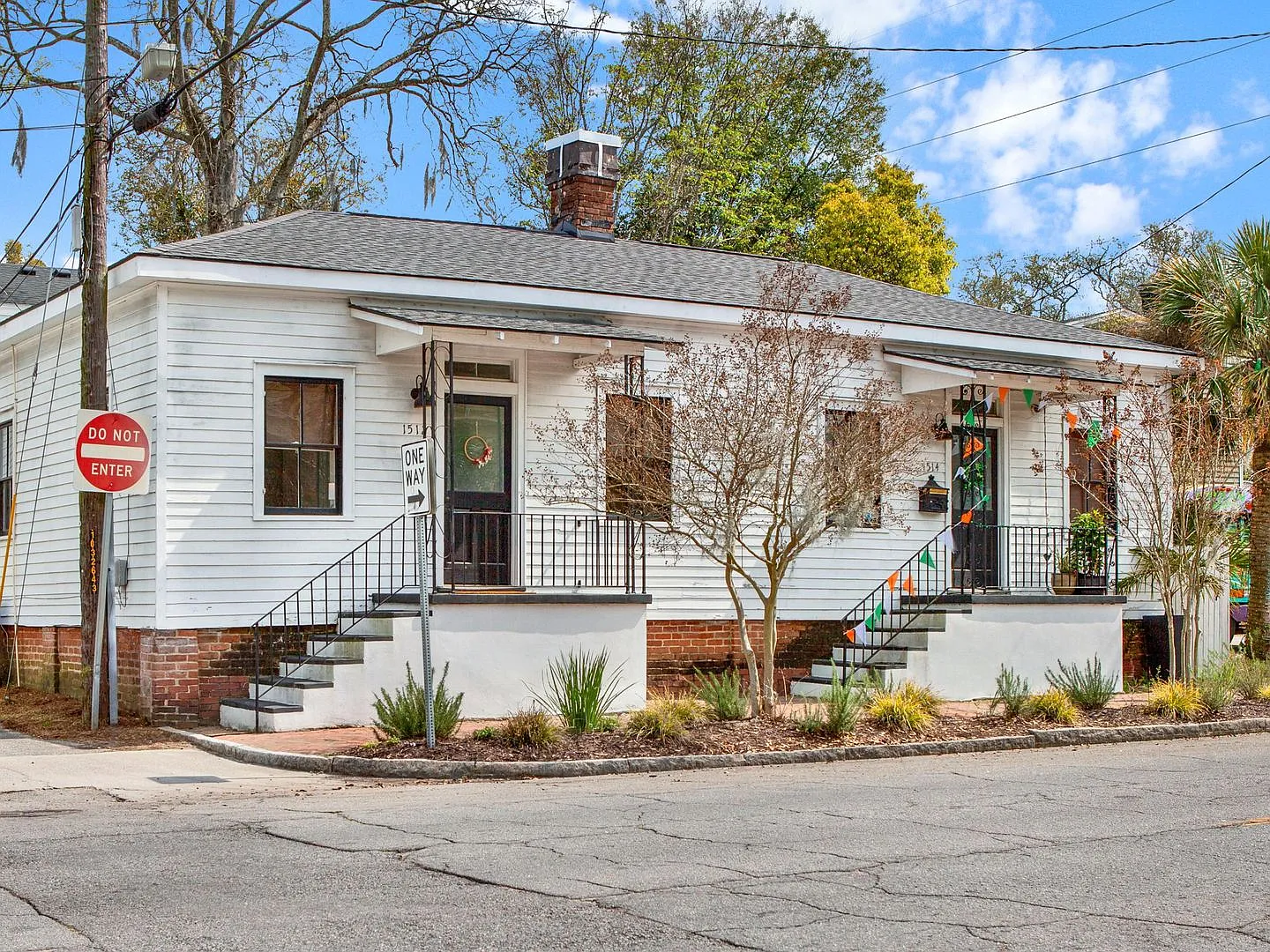Charming Railroad-Style Townhouse Near Forsyth Park & Starland — Photo 4