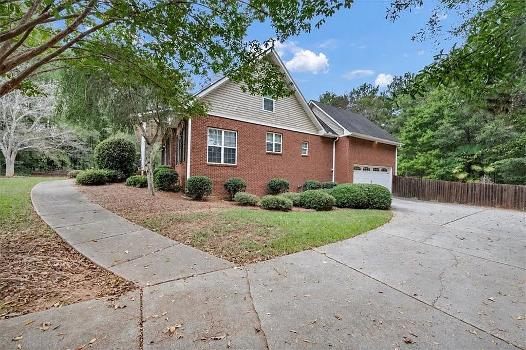 6 bed, 4.5 bath, 4724 sqft, $2,800 — Photo 3