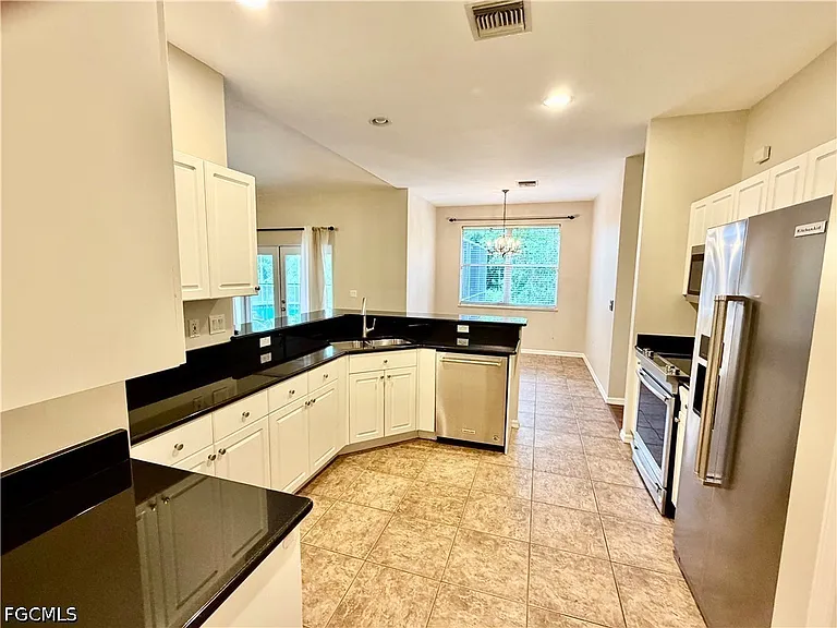 1466 Argyle Dr — Photo 3