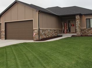 810 Autumn Rd, Hickman, NE 68372