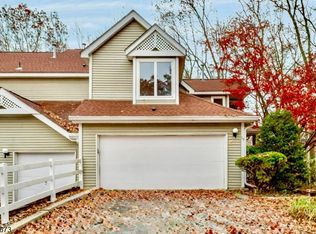 15 Stone House Ct, Oak Ridge, NJ 07438