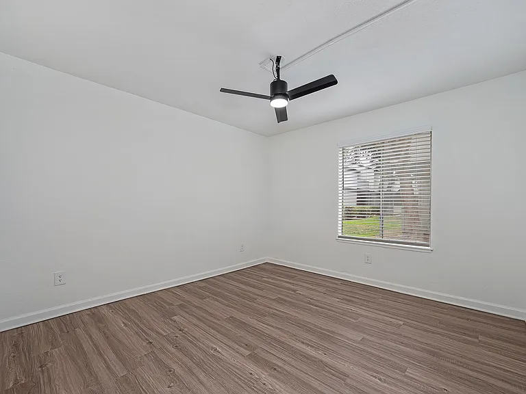 The Redwoods Apartments — Photo 16