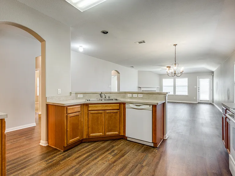 612 Cove Ct — Photo 5