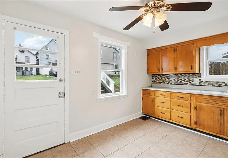 328 James St — Photo 17