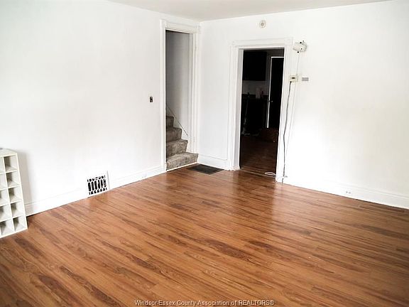 4th image of 3164 Wyandotte St W