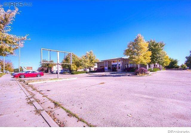 2nd image of 2352 Main St