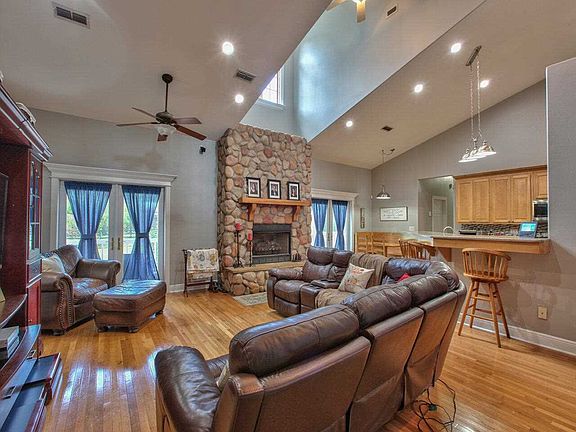 5th image of 15 Sweetwater Cir