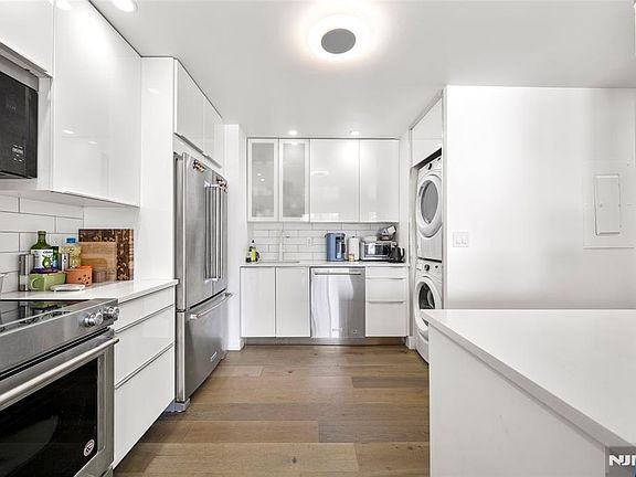 5th image of 1077 River Rd #Penthouse 13