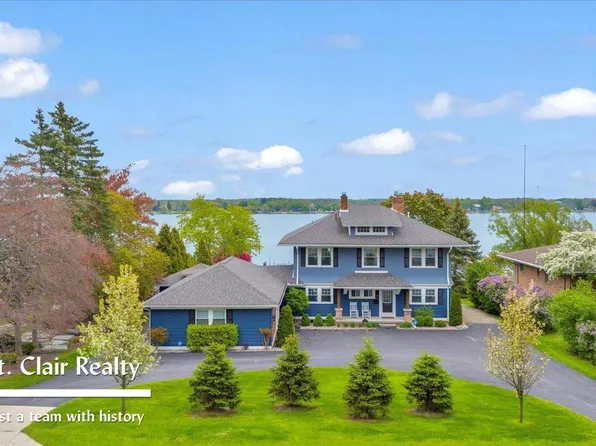 924 N Riverside Ave, Saint Clair, MI 48079