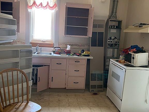 3rd image of 624 E B St