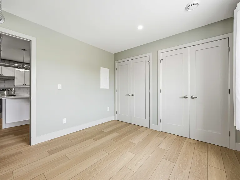 270 Christina St N #2 — Photo 10