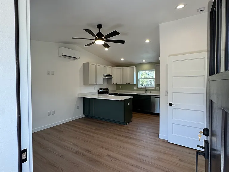 524 Frederick St SE — Photo 3