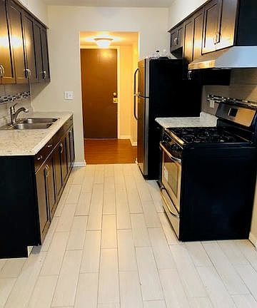 3rd image of 609 Oakton St APT 1B