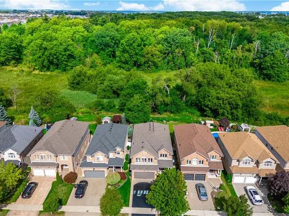 84 Meadowbank Dr, Hamilton, ON L9B 2Y1