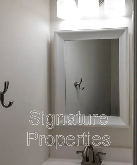 405 Lakeview Ct — Photo 17