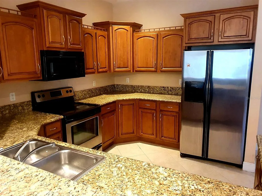 3 bed, 2.5 bath, 1582 sqft, $2,100 — Photo 2