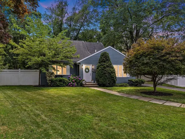 11 Dean Ct, Rutherford, NJ 07070