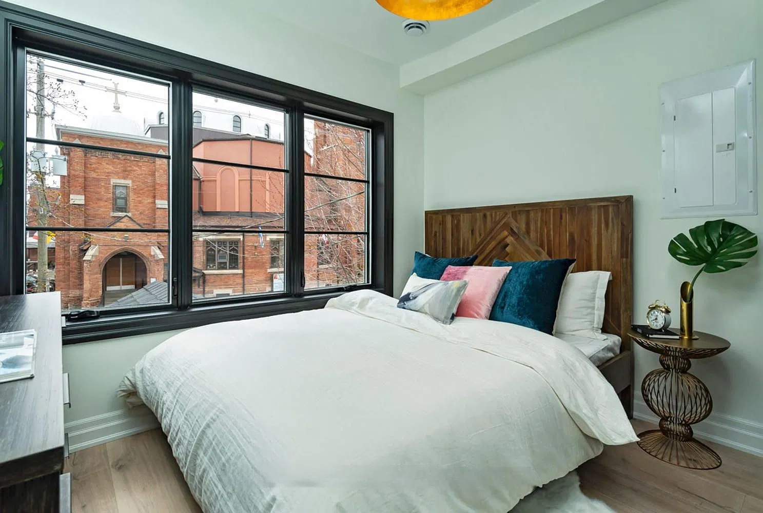 121 Sorauren Ave - 2 — Photo 3