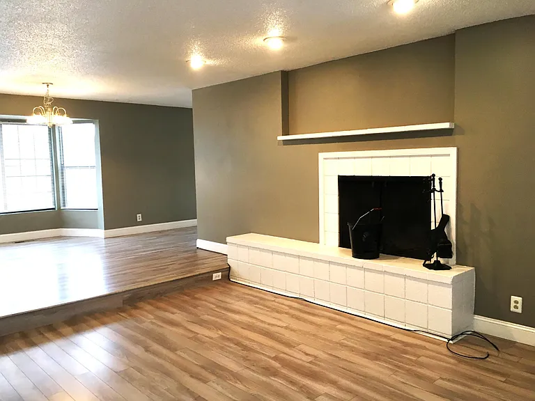4000 Lakeside Dr — Photo 4