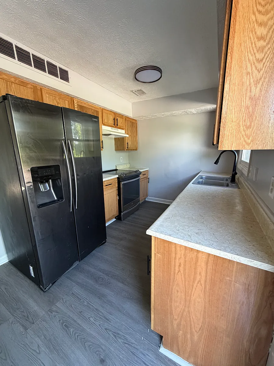 Building Photo - 305 Churchill Dr #4