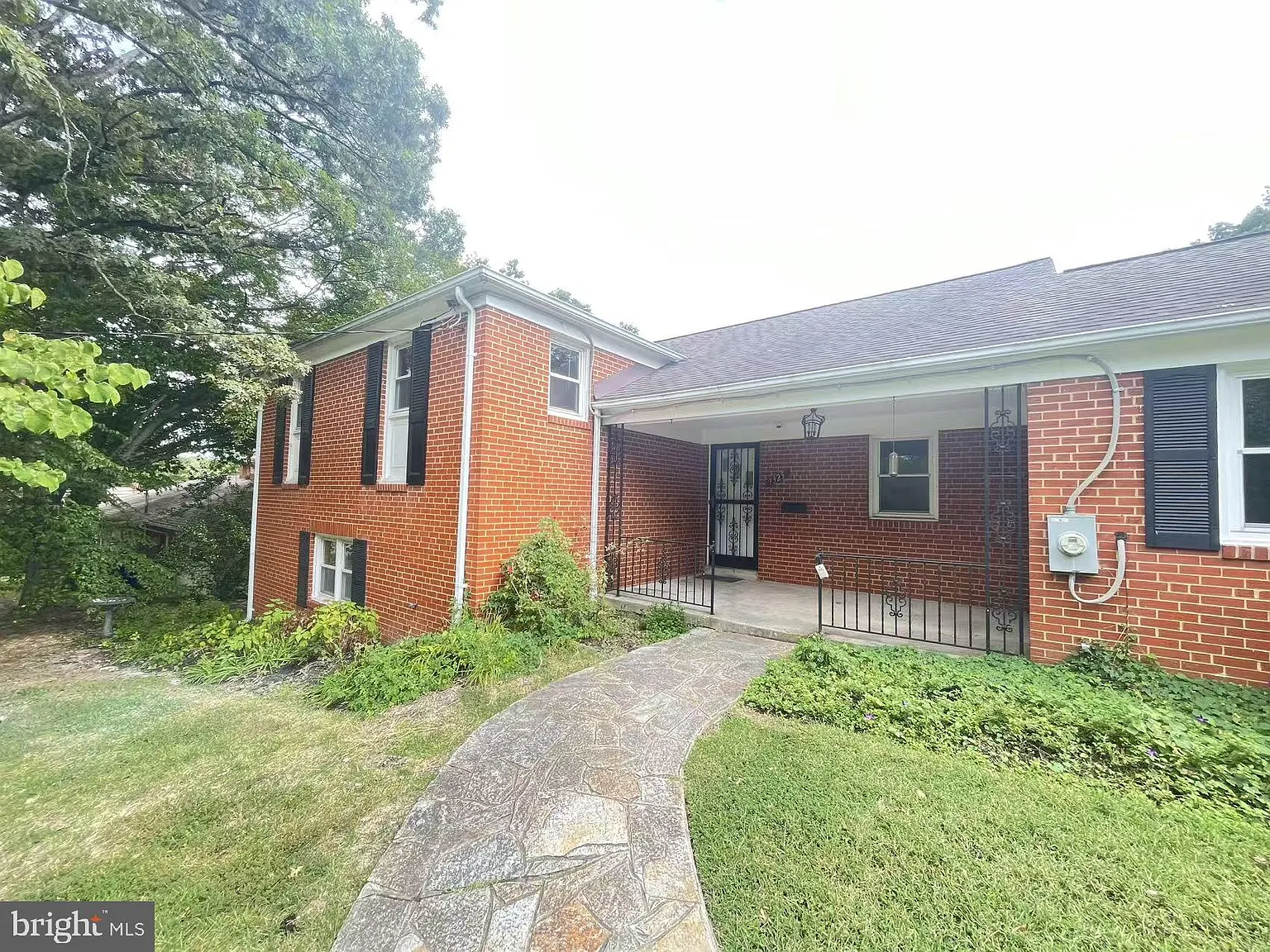 5 bed, 3.0 bath, 2253 sqft, $3,400 — Photo 3