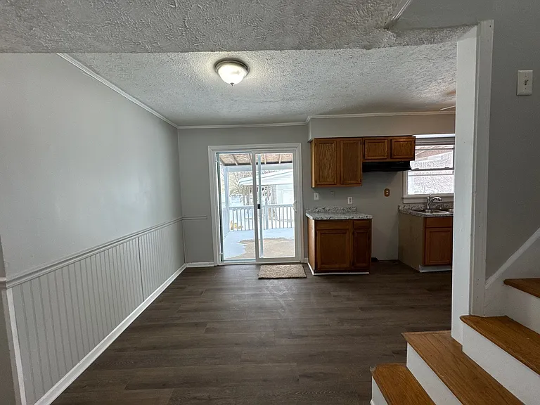 338 N Skyline Dr — Photo 4