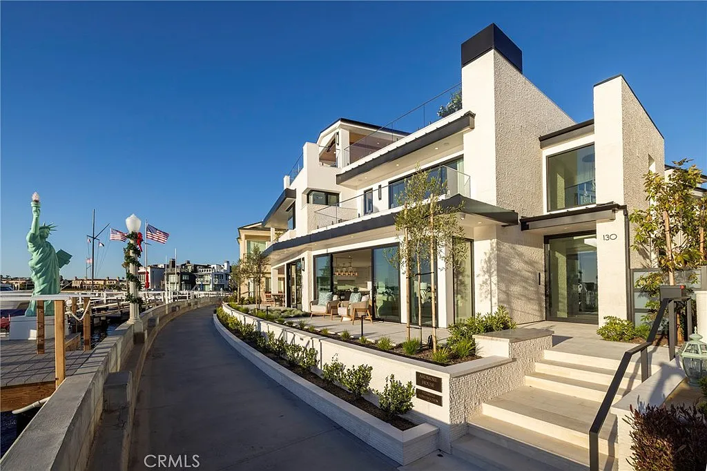 4 bed, 5.5 bath, 4482 sqft, $65,000 — Photo 3