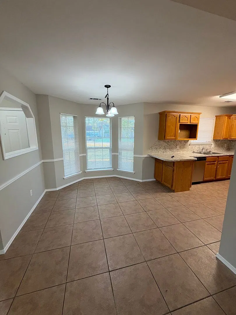 3 Bed 2 Bath House with 2 Car Garage. Gas Heat & Hot Water. — Photo 4