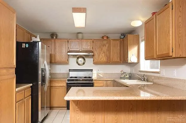 1252 NE Providence Dr — Photo 3