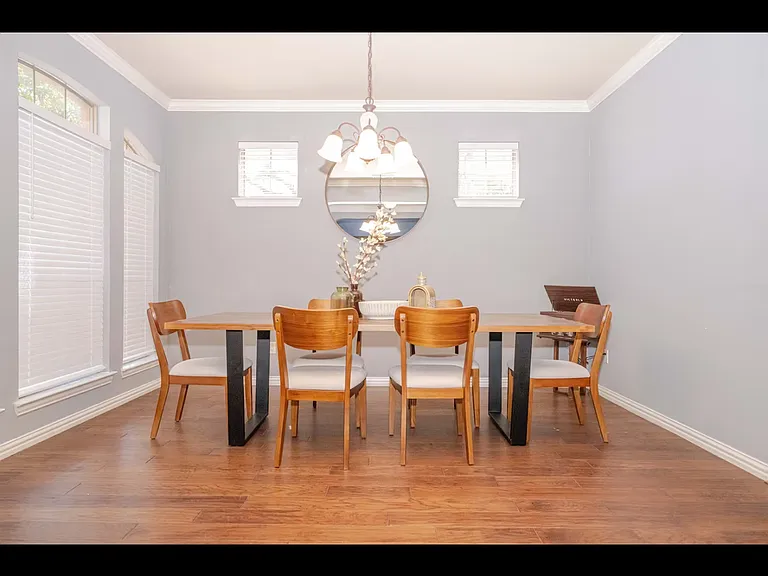801 Paisley Ln — Photo 5