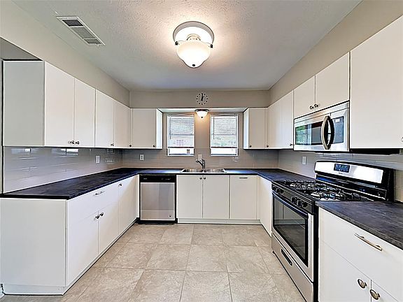 4th image of 2822 Carriage Ln