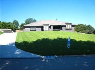 208 Heavenly Dr, Omaha, NE 68154
