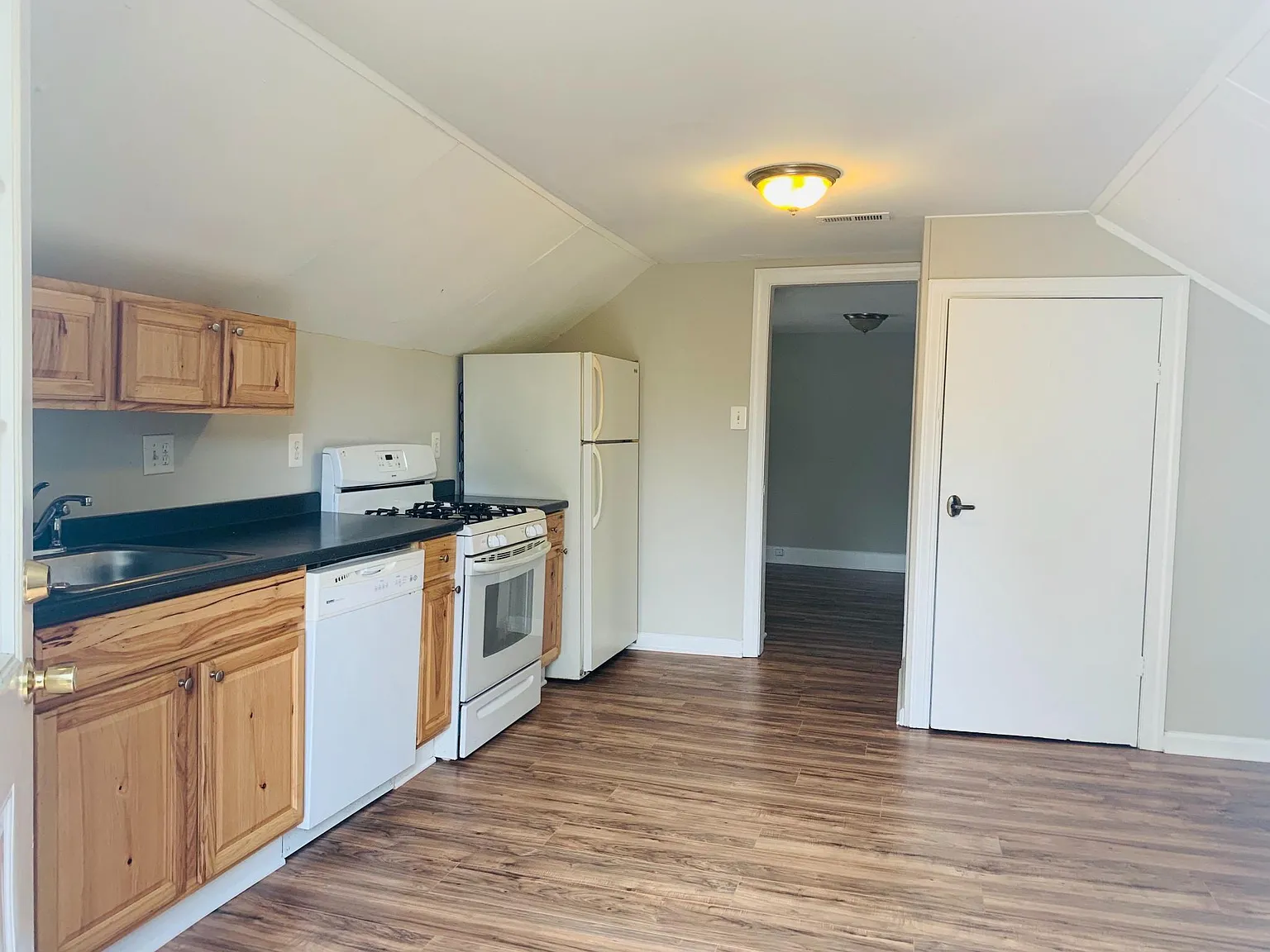 1 bed, 900 sqft, $1,650 — Photo 4