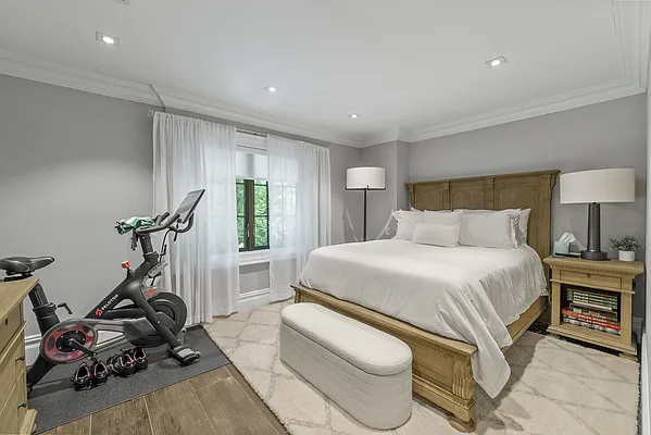 Sold by PRENDAMANO REAL ESTATE | media 34