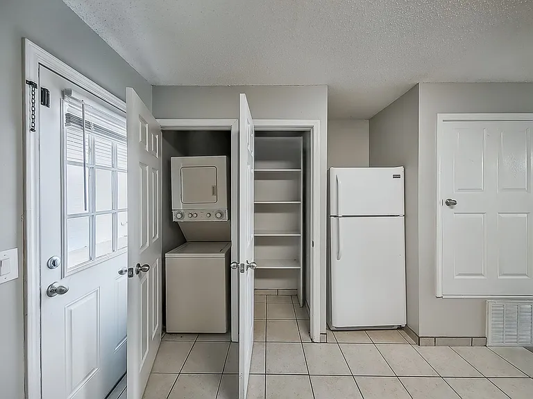102 NW Park St #1 — Photo 7