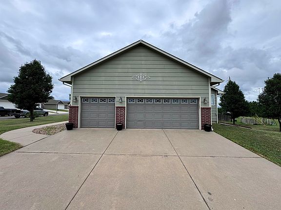 2nd image of 400 N Meadowlark Dr