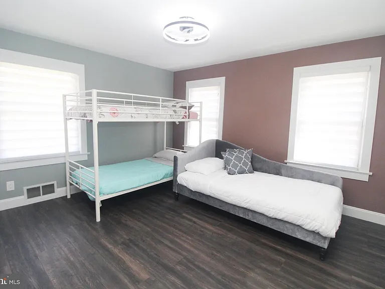 118 Washington Rd — Photo 9