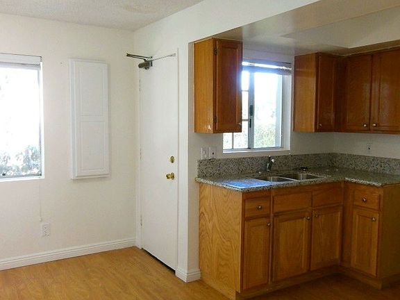 Dining & Kitchen Area
