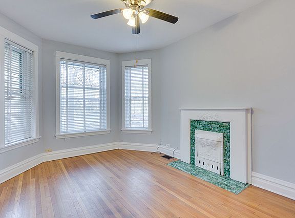 2nd image of 1221 W Newport Ave