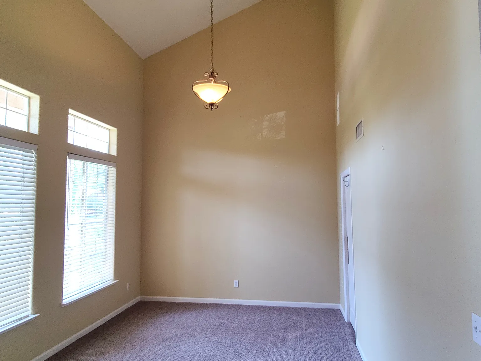 4 bed, 2562 sqft, $3,095 — Photo 3