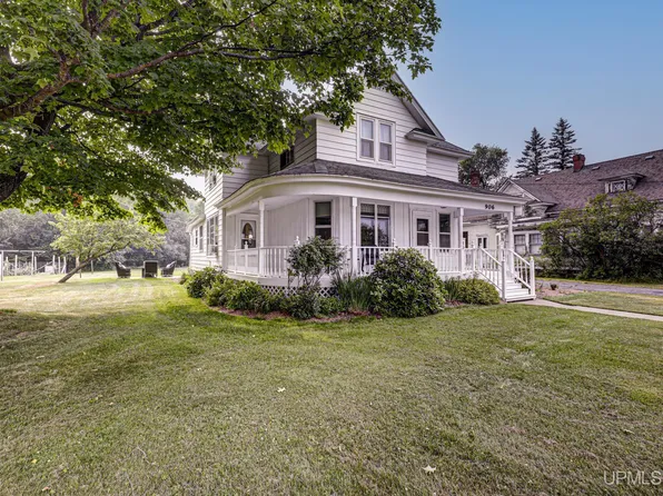 906 Selden Rd, Iron River, MI 49935