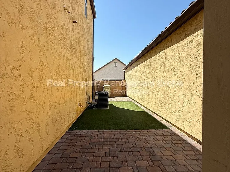 9020 W Nicolet Ave — Photo 33