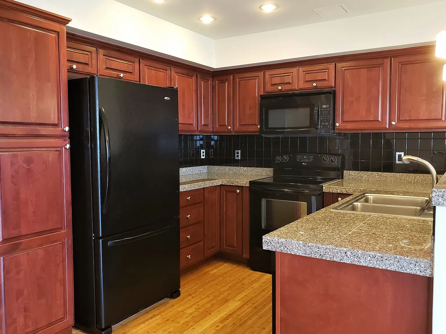 2 bed, 1298 sqft, $2,499 — Photo 4