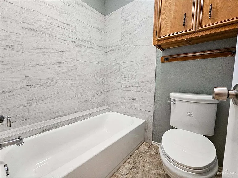 2208 Robin Ave W — Photo 20