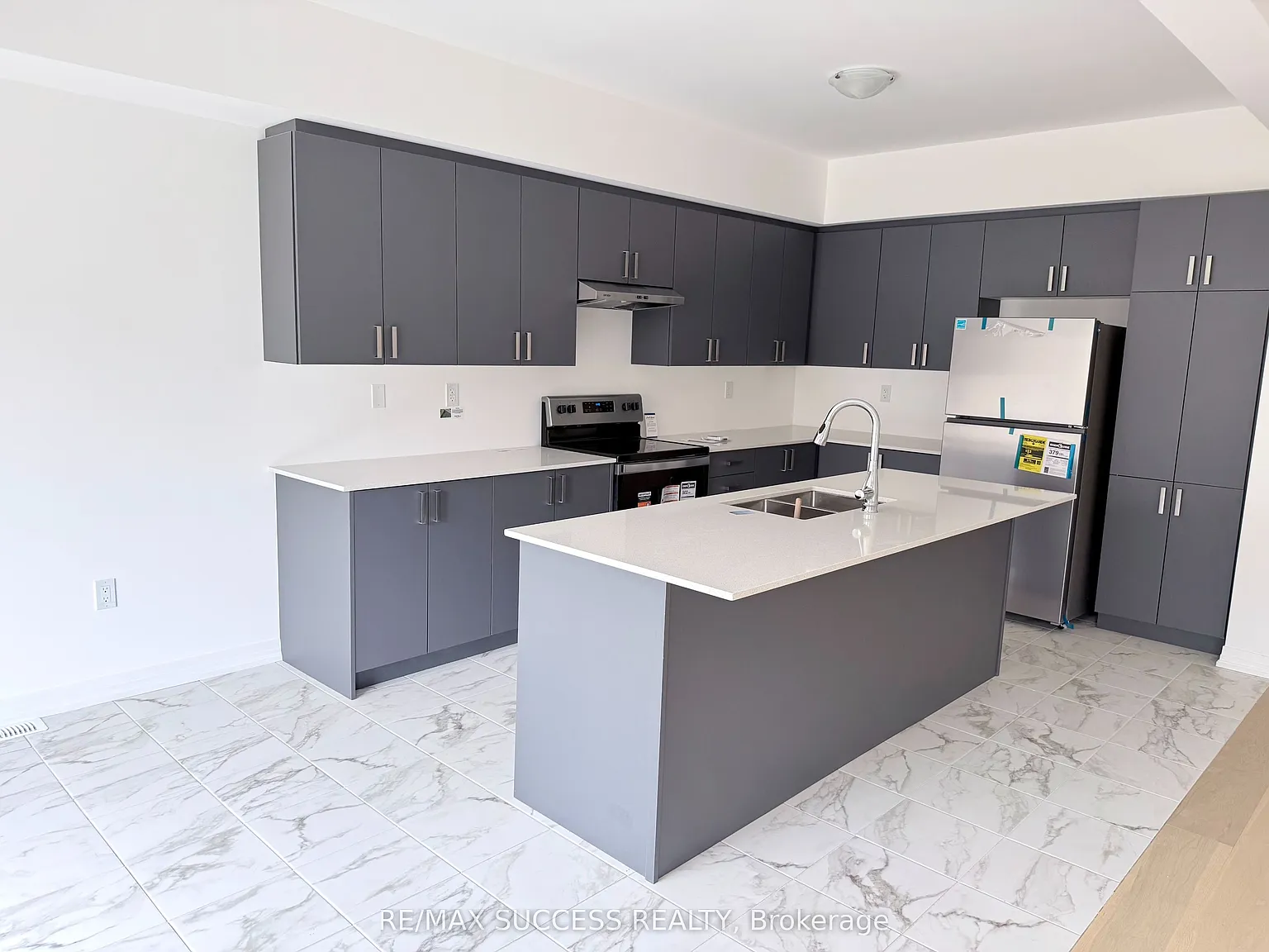 4 bed, $3,200 — Photo 2