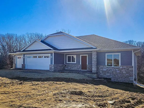 1374 Cedar Trail Dr, Dubuque, IA 52003