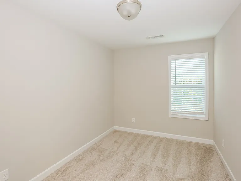 142 Rowan St S — Photo 12